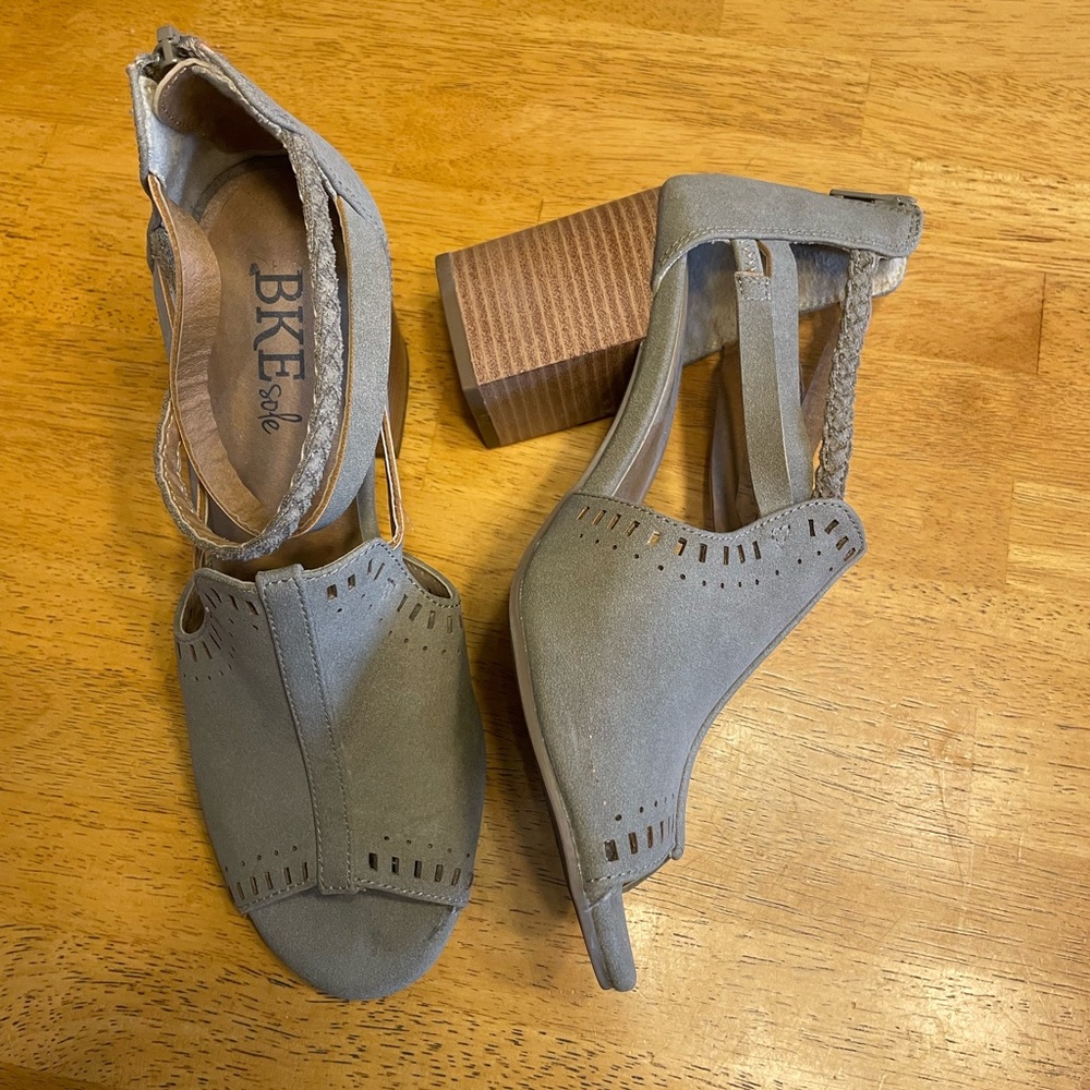 BKE Sz 8 Women's The Buckle Sole Grazia Chunky Heel Peep Toe Sandals Taupe